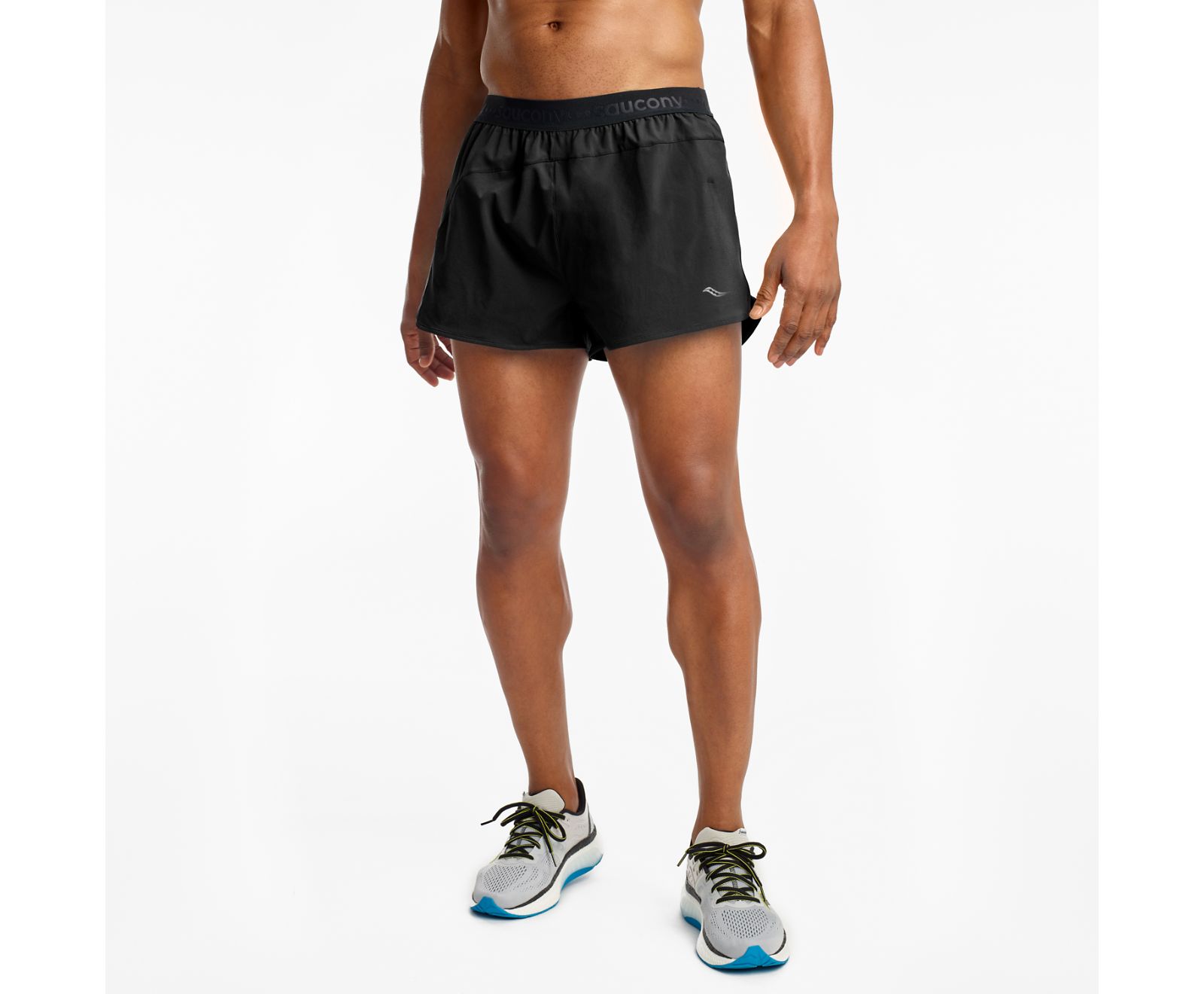 Black Men's Saucony Outpace 2.5" Split Shorts | 5629-FCMRH