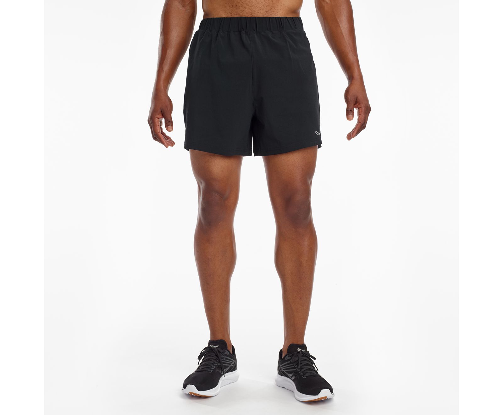 Black Men's Saucony Outpace 5" Shorts | 7902-ACNKE